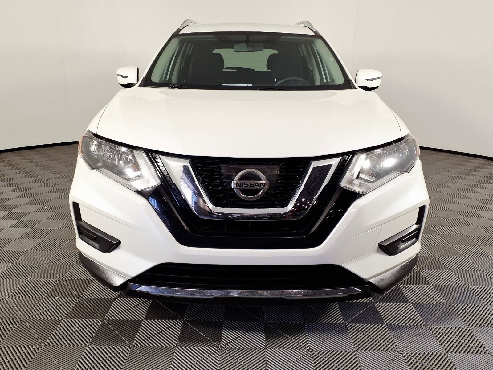 Used 2017 Nissan Rogue SV FWD image 2