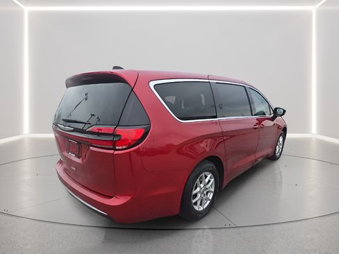 Used 2024 Chrysler Pacifica Touring-L FWD image 5