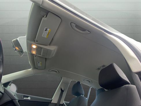 Used 2017 Volkswagen Tiguan S image 3