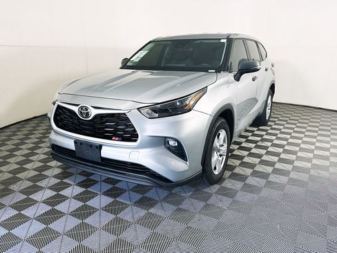 Used 2023 Toyota Highlander LE FWD image 7