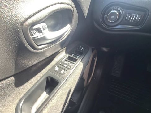Used 2017 Jeep Renegade Latitude FWD image 29