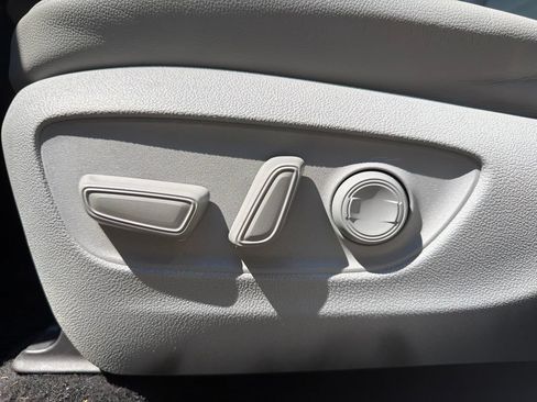 Used 2021 Toyota Highlander XLE AWD/4WD image 25