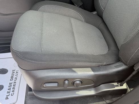 Used 2022 Chevrolet Traverse LT FWD image 35