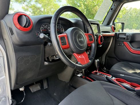 Used 2016 Jeep Wrangler Unlimited Sahara image 19