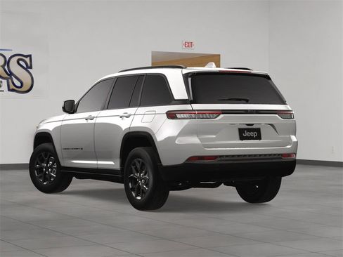 New 2025 Jeep Grand Cherokee Altitude image 4