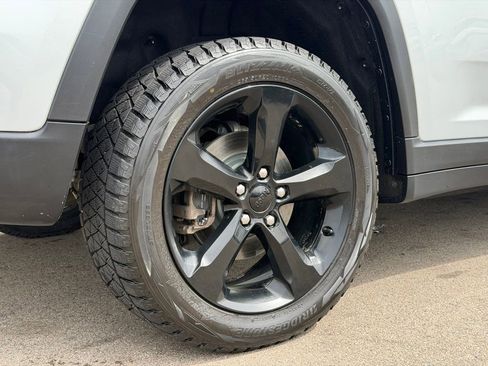 Used 2023 Jeep Grand Cherokee Altitude AWD/4WD image 24