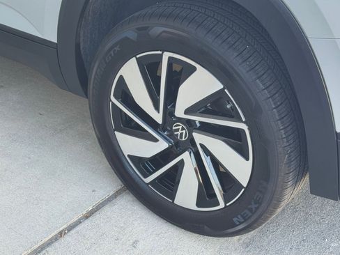 Used 2025 Volkswagen Atlas SE image 31