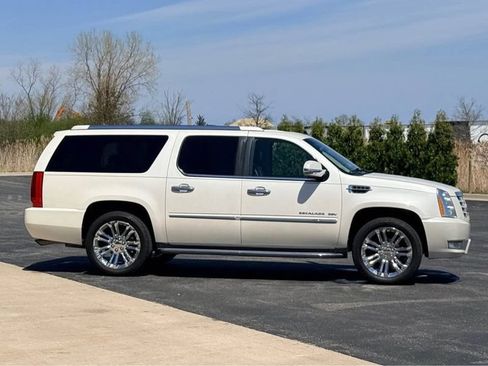 Used 2011 Cadillac Escalade ESV Luxury AWD/4WD image 4
