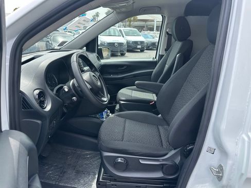 Used 2023 Mercedes-Benz Metris image 2