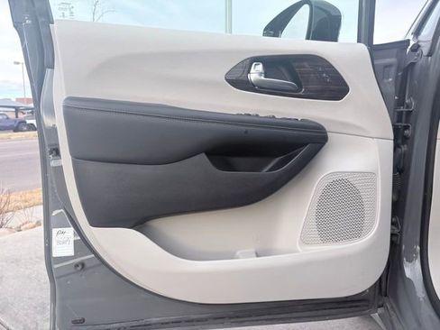 Used 2023 Chrysler Pacifica Limited image 20