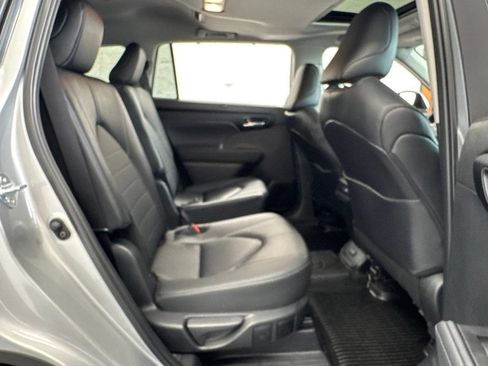 Used 2025 Toyota Highlander XLE AWD/4WD image 44