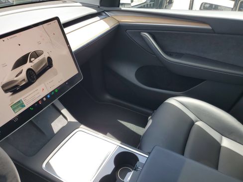 Used 2023 Tesla Model Y 2WD image 27