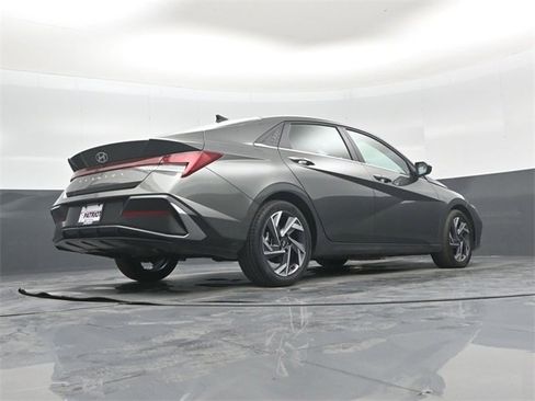 Used 2025 Hyundai Elantra SEL image 40