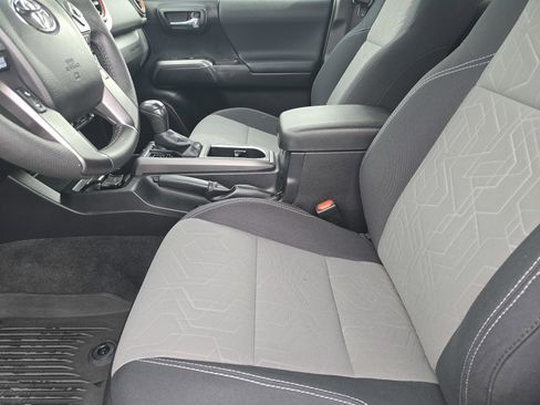 Used 2022 Toyota Tacoma TRD Sport w/ Technology Package image 9