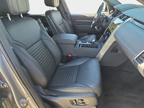 Certified 2025 Land Rover Discovery Metropolitan Edition image 10