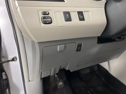 Used 2013 Toyota Sienna SE image 28