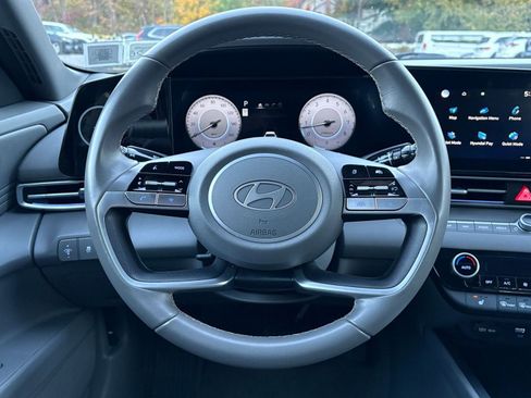 Used 2025 Hyundai Elantra SEL image 25