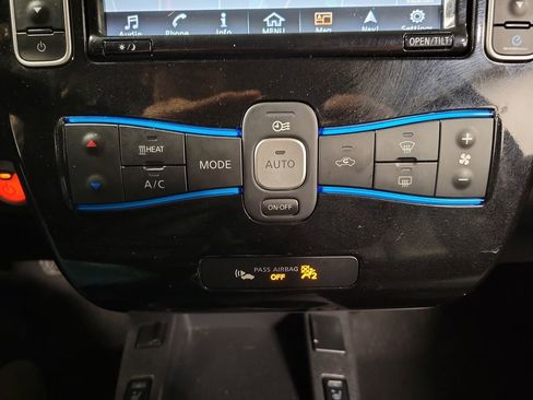 Used 2016 Nissan Leaf SL FWD image 17