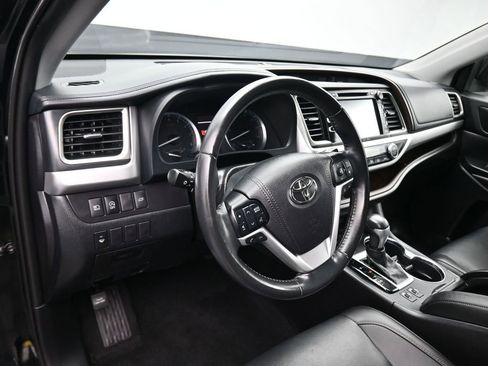Used 2019 Toyota Highlander XLE image 13