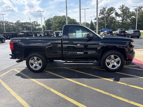 Used 2018 Chevrolet Silverado 1500 LT w/ LT Convenience Package AWD/4WD image 4