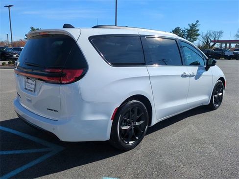 New 2026 Chrysler Pacifica Limited w/ S Appearance Package image 4