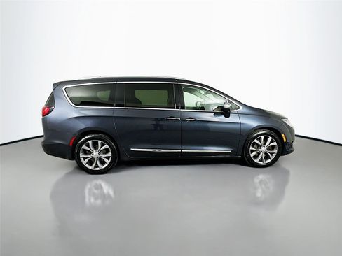 Used 2019 Chrysler Pacifica Limited image 8