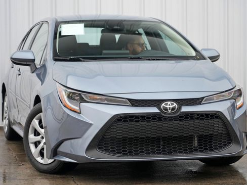Used 2022 Toyota Corolla LE image 2