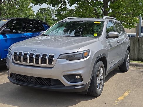 Used 2021 Jeep Cherokee Latitude Plus w/ Sun & Sound Group FWD image 2
