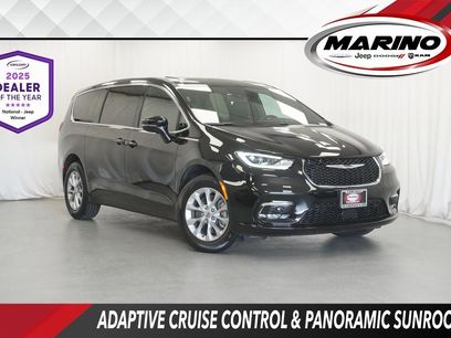 Used 2025 Chrysler Pacifica Select
