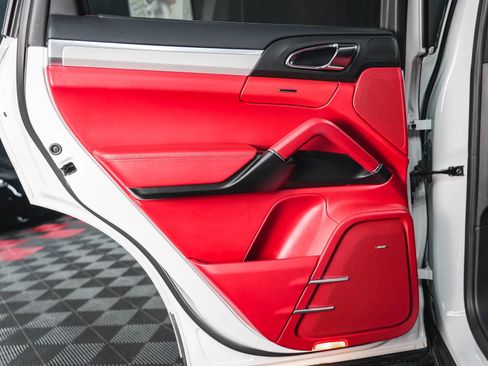 Used 2015 Porsche Cayenne Turbo image 44