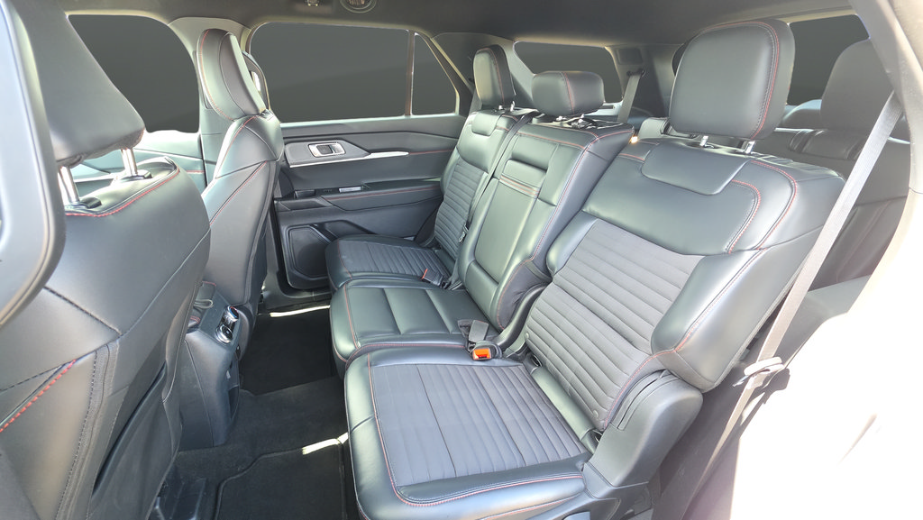 Used 2025 Ford Explorer ST-Line w/ ST-Line Street Pack AWD/4WD image 22