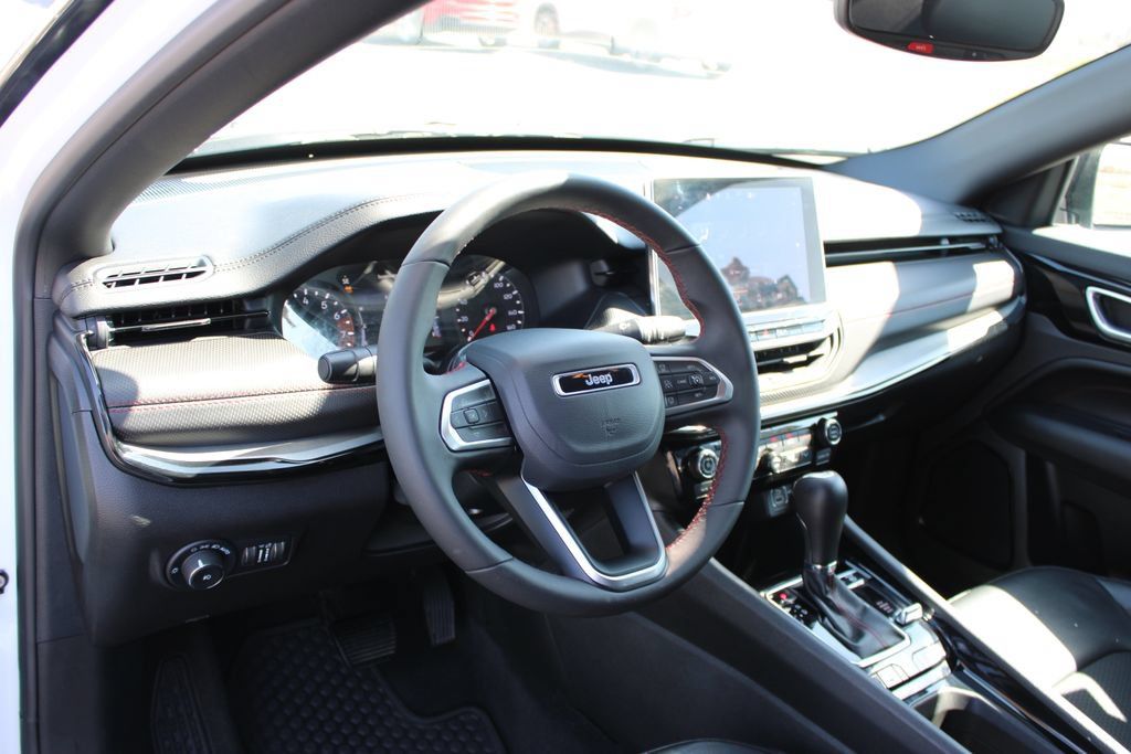 Used 2025 Jeep Compass Trailhawk AWD/4WD image 22