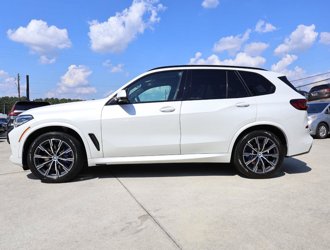Used 2022 BMW X5 xDrive40i w/ M Sport Package AWD/4WD image 3