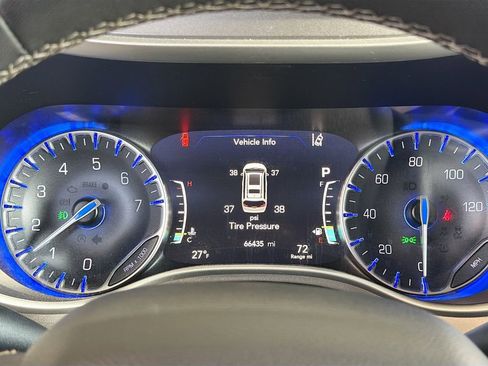 Used 2023 Chrysler Pacifica Touring-L image 14