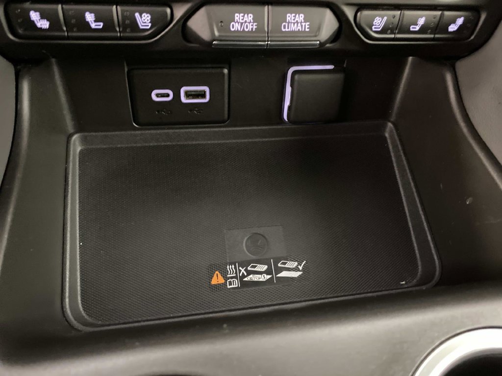 Used 2023 Chevrolet Suburban Premier AWD/4WD image 21
