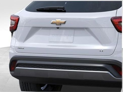New 2026 Chevrolet Trax LT w/ Driver Confidence Package FWD image 14
