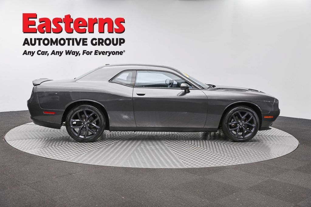 Used 2022 Dodge Challenger SXT w/ Driver Convenience Group RWD image 4