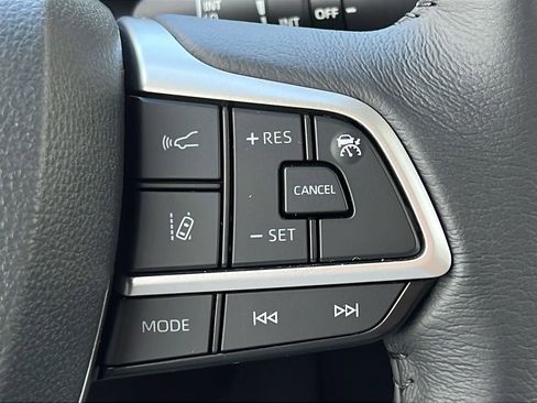 Used 2025 Toyota Sienna XLE FWD image 21