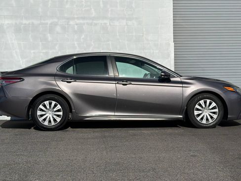 Used 2018 Toyota Camry SE w/ Moonroof Package FWD image 3