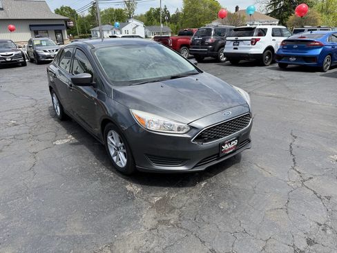 Used 2018 Ford Focus SE FWD image 3
