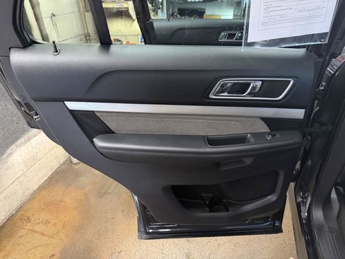 Used 2017 Ford Explorer XLT w/ Equipment Group 202A AWD/4WD image 22