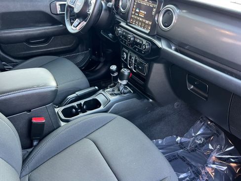 Used 2022 Jeep Wrangler Unlimited Sahara image 18