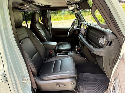 Used 2024 Jeep Wrangler Unlimited Sahara w/ Technology Group AWD/4WD image 18
