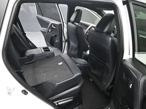 Used 2018 Toyota RAV4 SE AWD/4WD image 30