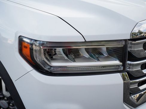 Used 2023 GMC Acadia SLT image 8