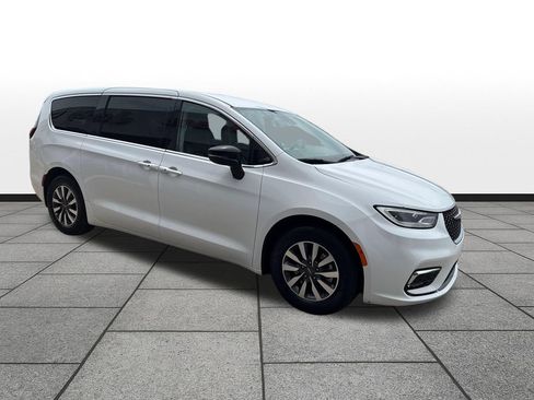 Used 2024 Chrysler Pacifica Limited FWD image 7