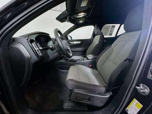 Used 2025 Volvo XC40 B5 Core image 13