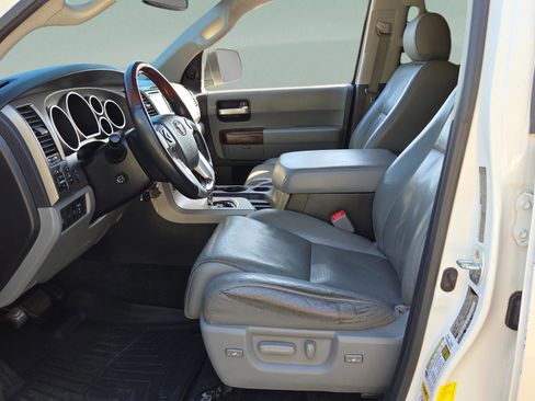 Used 2017 Toyota Sequoia Platinum image 10
