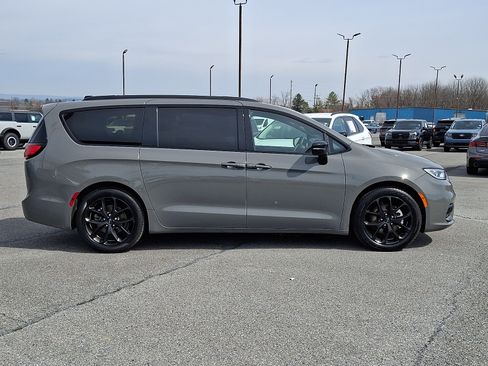 Used 2025 Chrysler Pacifica Limited FWD image 7