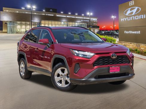 Used 2022 Toyota RAV4 XLE w/ Convenience Package FWD image 3